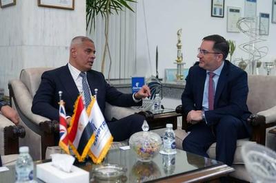 "مصر للطيران" تبحث مع السفير البريطاني تعزيز التعاون وخطط تطوير الأسطول